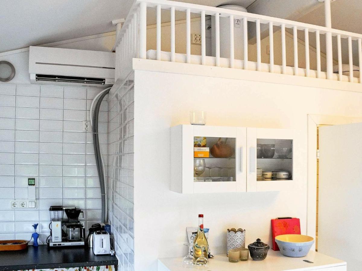 4 person holiday home in Skärhamn Rum bild