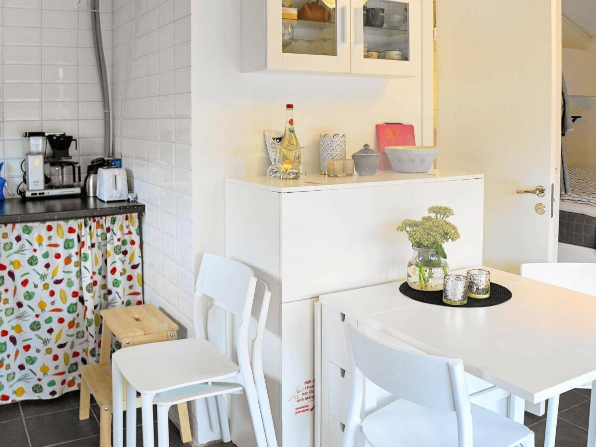 4 person holiday home in Skärhamn Rum bild