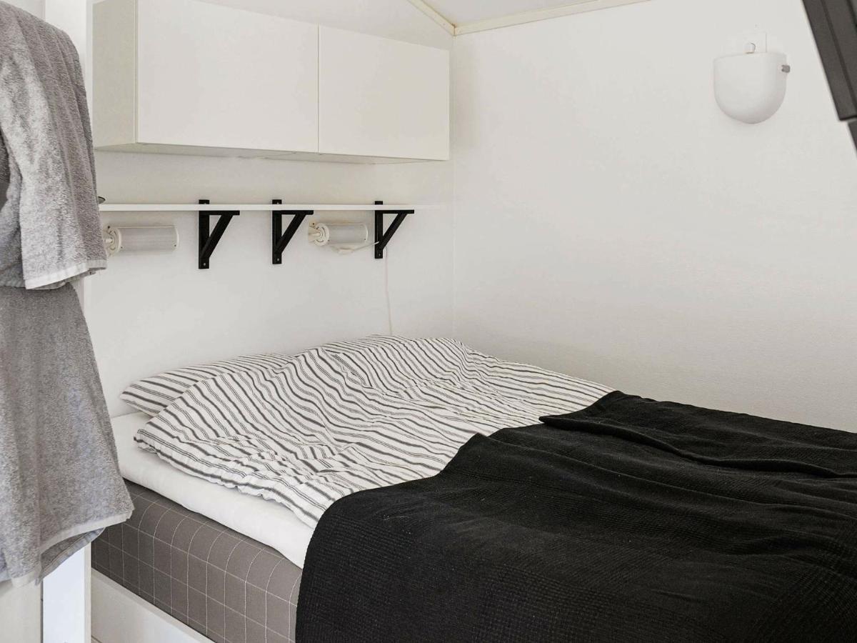 4 person holiday home in Skärhamn Rum bild