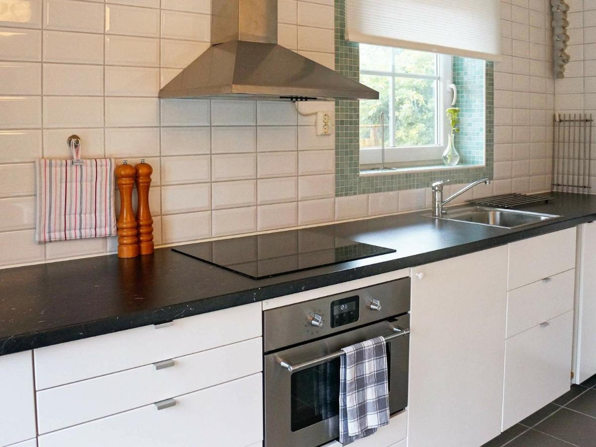 4 person holiday home in Skärhamn Exteriör bild